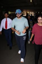 Saif Ali Khan Spotted At Airport on 30th Sept 2017 (11)_59d235452c476.JPG