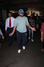 Saif Ali Khan Spotted At Airport on 30th Sept 2017 (9)_59d234c2e0804.JPG