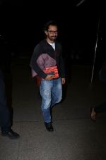 Aamir Khan Spotted At Airport on 3rd Oct 2017 (8)_59d612eb59edc.JPG