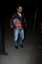 Aamir Khan Spotted At Airport on 3rd Oct 2017 (9)_59d61358e71cf.JPG