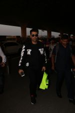 Karan Johar Spotted At Airport on 3rd Oct 2017 (22)_59d6123e6eb7d.JPG