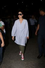 Kareena Kapoor Spotted At Airport on 3rd Oct 2017 (10)_59d610e1e8110.JPG