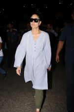 Kareena Kapoor Spotted At Airport on 3rd Oct 2017 (12)_59d611cb96c00.JPG
