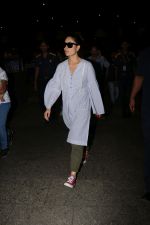 Kareena Kapoor Spotted At Airport on 3rd Oct 2017 (15)_59d612c891e3b.JPG