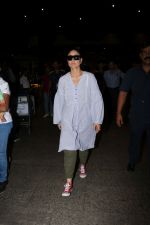 Kareena Kapoor Spotted At Airport on 3rd Oct 2017 (4)_59d60ebb5fdeb.JPG