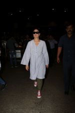 Kareena Kapoor Spotted At Airport on 3rd Oct 2017 (5)_59d60ef8d57ac.JPG