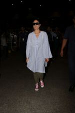 Kareena Kapoor Spotted At Airport on 3rd Oct 2017 (7)_59d60f8897361.JPG