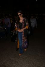 Kriti Sanon Spotted At Airport  on 3rd Oct 2017 (11)_59d61195318d2.JPG
