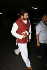 Saif Ali Khan Spotted At Airport on 3rd Oct 2017 (1)_59d60d6e3503f.JPG
