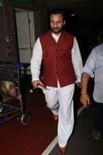 Saif Ali Khan Spotted At Airport on 3rd Oct 2017 (11)_59d60e7fc346d.JPG