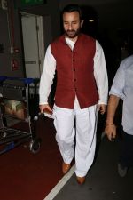 Saif Ali Khan Spotted At Airport on 3rd Oct 2017 (12)_59d60eb3b9c08.JPG