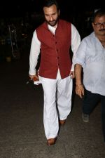Saif Ali Khan Spotted At Airport on 3rd Oct 2017 (9)_59d60e07075bd.JPG