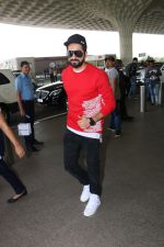 Ayushmann Khurrana Spotted At Airport on 5th Oct 2017 (10)_59d7243d31bfd.JPG