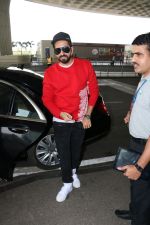 Ayushmann Khurrana Spotted At Airport on 5th Oct 2017 (5)_59d723e5e1689.JPG