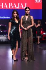 Kriti Sanon, Ileana D_Cruz at the Red Carpet Of Luxury & Fashion As Hello! & Audi on 6th Oct 2017 (19)_59d77e829dfe5.JPG