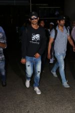 Sushant Singh Rajput Spotted At Airport on 6th Oct 2017 (8)_59d72a9a93e0a.JPG