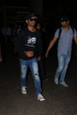 Sushant Singh Rajput Spotted At Airport on 6th Oct 2017 (9)_59d72aa2aef68.JPG