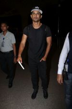 Sushant Singh Rajput Spotted At Airport on 7th Oct 2017 (4)_59d8afcf281d9.JPG