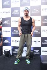 Tiger Shroff at the launch of Skechers Go Run 5 running Shoes on 6th Oct 2017 (91)_59d8a62e3fe46.JPG