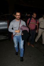 Aamir Khan Spotted At Airport on 9th Oct 2017 (10)_59dc3983e75aa.JPG