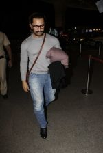 Aamir Khan Spotted At Airport on 9th Oct 2017 (5)_59dc397cbf7b4.JPG
