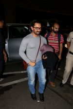 Aamir Khan Spotted At Airport on 9th Oct 2017 (6)_59dc397e24356.JPG