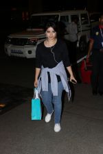 Zaira Wasim Spotted At Airport on 9th Oct 2017 (10)_59dc39957b527.JPG