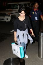 Zaira Wasim Spotted At Airport on 9th Oct 2017 (12)_59dc399892cf0.JPG