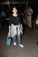 Zaira Wasim Spotted At Airport on 9th Oct 2017 (4)_59dc398b617d4.JPG