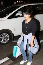 Zaira Wasim Spotted At Airport on 9th Oct 2017 (6)_59dc398ebf41a.JPG