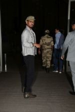 Irrfan Khan Spotted At Airport on 12th Oct 2017 (15)_59df0d53a27f6.JPG