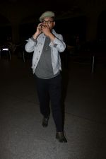Irrfan Khan Spotted At Airport on 12th Oct 2017 (21)_59df0d4ea0703.JPG