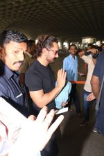 Aamir Khan Spotted At Airport on 13th Oct 2017 (1)_59e0760cf3b71.JPG