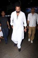 Sanjay Dutt Spotted At Airport on 12th Oct 2017 (22)_59e06d3b334a4.JPG