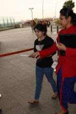 Zaira Wasim Spotted At Airport on 13th Oct 2017 (1)_59e07678ad13c.JPG
