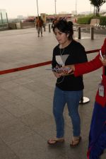 Zaira Wasim Spotted At Airport on 13th Oct 2017 (15)_59e0768b52a54.JPG