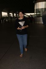 Zaira Wasim Spotted At Airport on 13th Oct 2017 (8)_59e076820569b.JPG