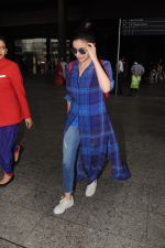 Alia Bhatt Spotted At Airport on 14th Oct 2017 (15)_59e22a9c2fcc9.JPG
