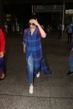 Alia Bhatt Spotted At Airport on 14th Oct 2017 (5)_59e22a9210011.JPG