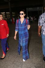 Alia Bhatt Spotted At Airport on 14th Oct 2017 (7)_59e22a940c9e0.JPG