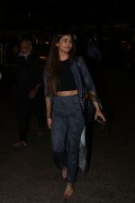 Daisy Shah Spotted At Airport on 13th Oct 2017 (9)_59e20f1d91c1a.JPG