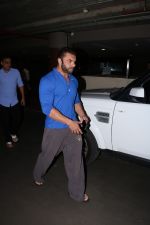 Sohail Khan Spotted At Airport on 13th Oct 2017 (13)_59e1c3a188409.JPG