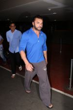 Sohail Khan Spotted At Airport on 13th Oct 2017 (9)_59e1c398754c7.JPG
