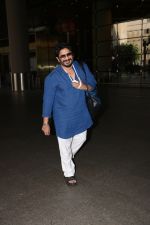 Arshad Warsi Spotted At Airport on 18th Oct 2017 (14)_59e8215242654.JPG