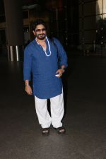 Arshad Warsi Spotted At Airport on 18th Oct 2017 (5)_59e82145664a7.JPG