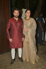 Kareena Kapoor, Saif Ali Khan at Anil Kapoor_s Diwali party in juhu home on 20th Oct 2017 (9)_59ecacc242f19.jpg