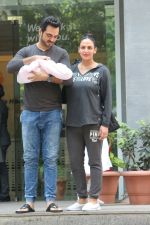 Esha Deol & Bharat Takhtani Blessed With Sweet Baby Girl Discharge From Hospital on 23rd Oct 2017 (12)_59eda4d19c4c6.JPG