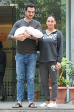Esha Deol & Bharat Takhtani Blessed With Sweet Baby Girl Discharge From Hospital on 23rd Oct 2017 (13)_59eda4d23f88e.JPG