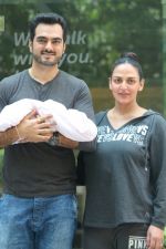 Esha Deol & Bharat Takhtani Blessed With Sweet Baby Girl Discharge From Hospital on 23rd Oct 2017 (14)_59eda4fd8e0a9.JPG