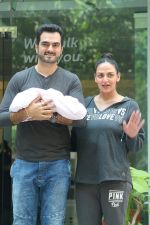 Esha Deol & Bharat Takhtani Blessed With Sweet Baby Girl Discharge From Hospital on 23rd Oct 2017 (15)_59eda4d2e4921.JPG
